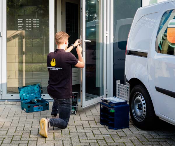 Wij verzorgen uw hang- en sluitwerk tot in de puntjes